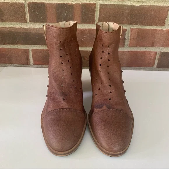 Journee Collection Womens Brown leather block heel Ankle Boots Shoes US 8 M - Picture 3 of 11